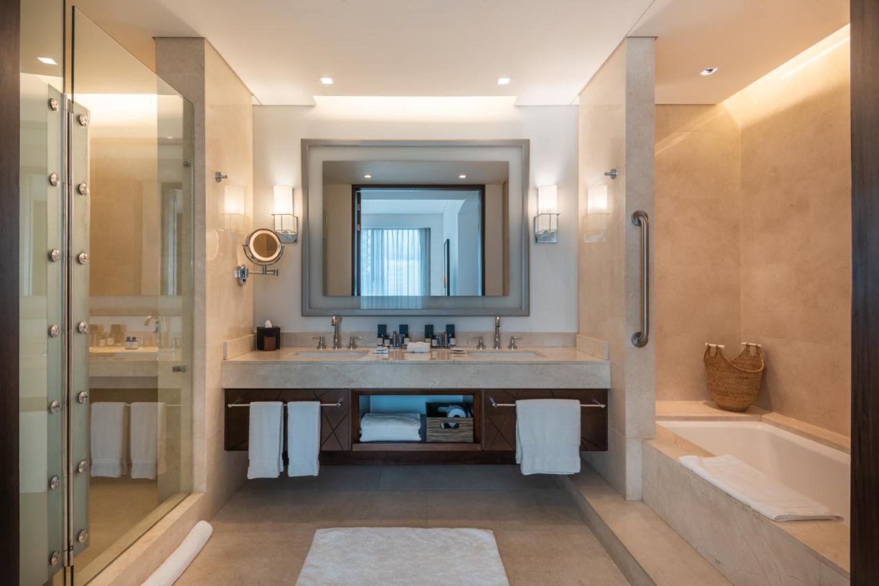Junior King Suite Executive Lounge Access