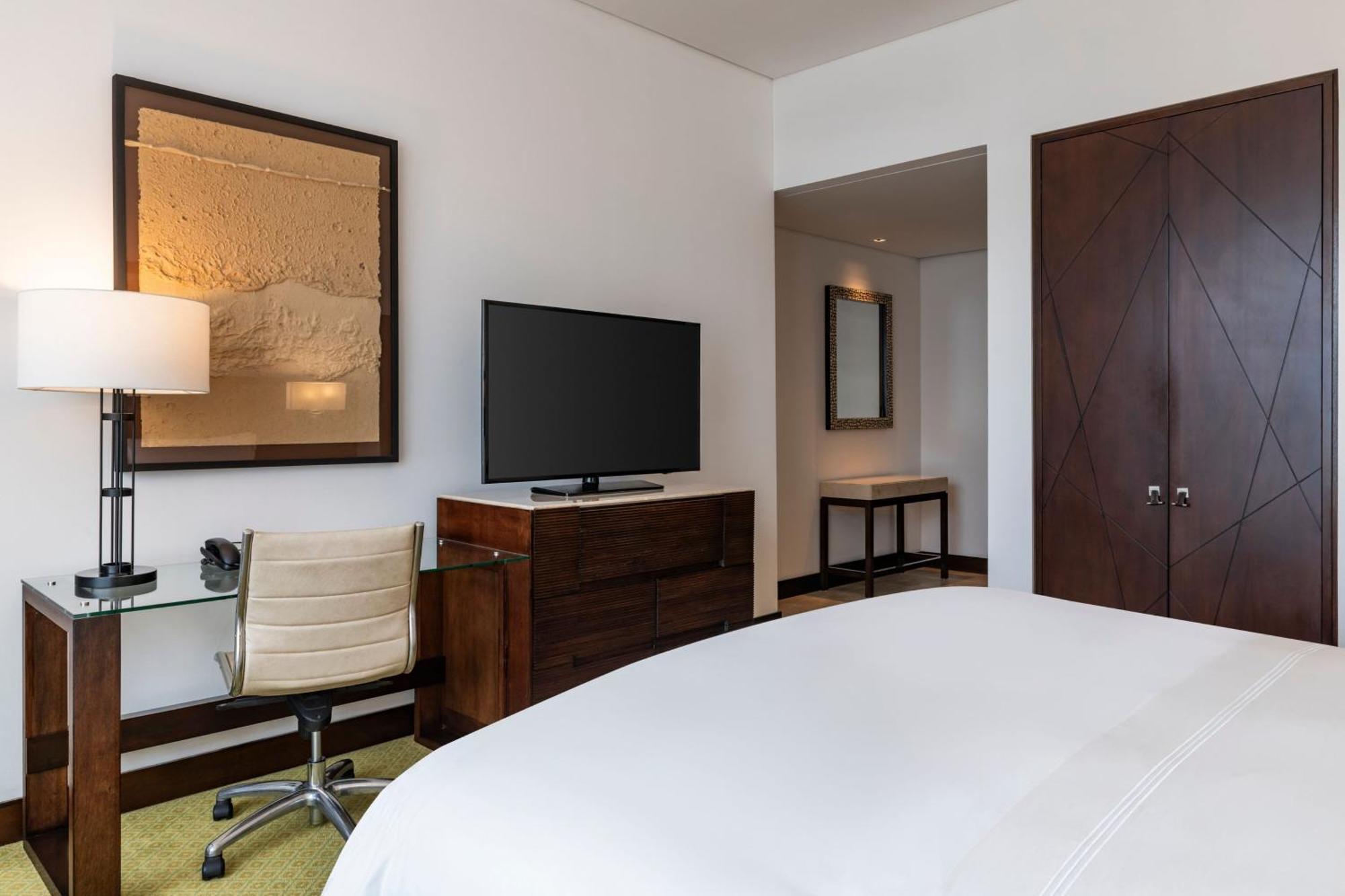Deluxe Guest room 1 King Bed