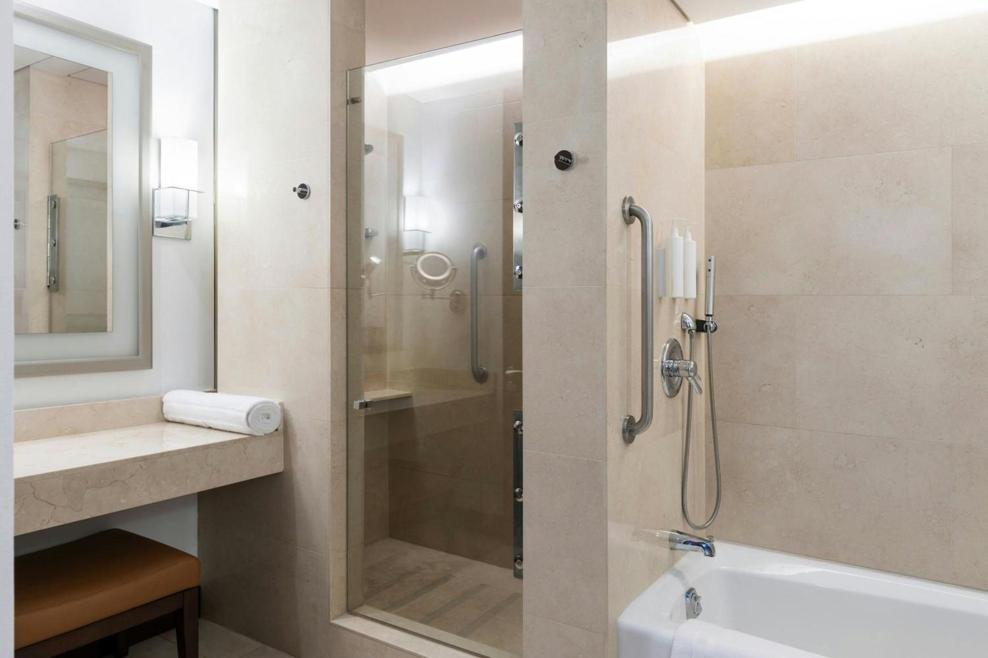Junior King Suite Executive Lounge Access
